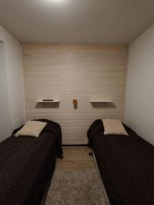 duas camas num pequeno quarto com duas em Levin Kolmio C2 em Levi