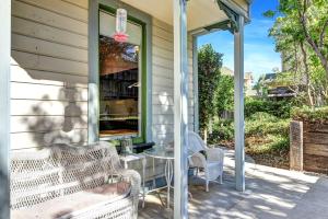 - une terrasse couverte avec une table, des chaises et un miroir dans l'établissement Golden Dreams Inn, à Grass Valley