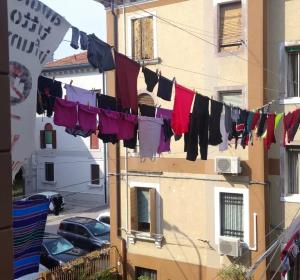 un montón de ropa seca colgando de una línea de ropa en Mari & Popi’s House, en Mestre