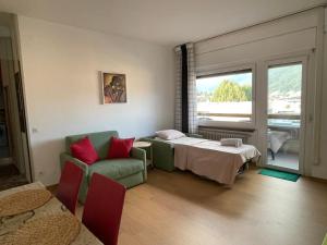 un soggiorno con divano e tavolo di Karl&Deby Lugano stazione/centro a Lugano