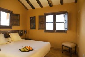 Rúm í herbergi á Hotel Rural La Data