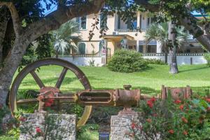 an old cannon sitting in front of a house at Habitation du Comté in Sainte-Rose