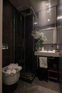 bagno con doccia e lavandino di Attico LungArno Vista Duomo-Uffizi+Parking a Firenze