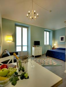 Santa Giulia Hotel e Residence Torino في تورينو: غرفة معيشة مع طاولة مع وعاء من الفواكه