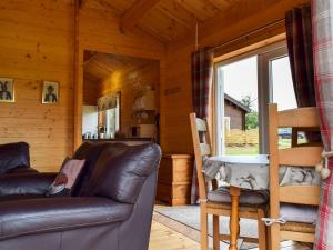 a living room with a couch and a window at Raynards Retreat - Uk33401 in Hungerton