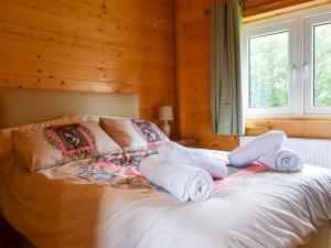 a bedroom with a bed with towels on it at Raynards Retreat - Uk33401 in Hungerton