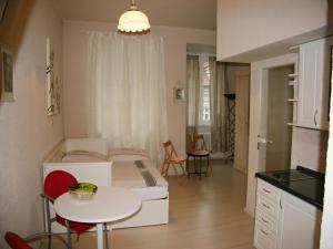 カルロヴィ・ヴァリにあるApartment Helenaのベッドルーム1室(ベッド1台、テーブル付)、キッチン