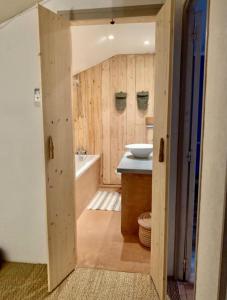 La salle de bains est pourvue d'un lavabo et d'une baignoire. dans l'établissement Jolie maison entre mer et Narbonne, à Narbonne