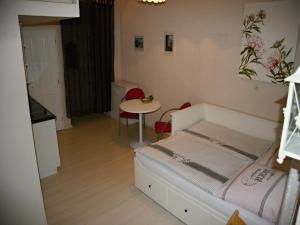 カルロヴィ・ヴァリにあるApartment Helenaの小さなベッドルーム(ベッド1台、テーブル付)