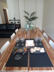 Un restaurante o sitio para comer en Glamour Guest House