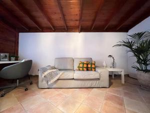 sala de estar con sofá y silla en El Alegato Casa de Invitados en Antigua