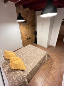 een bed in een kamer met twee kussens erop bij El Alegato Casa de Invitados in Antigua