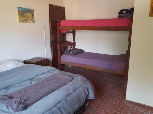 1 Schlafzimmer mit 2 Etagenbetten in einem Zimmer in der Unterkunft ElPoro in Purmamarca