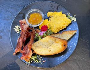Makanan di atau berdekatan hotel