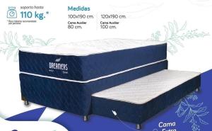 un matelas assise sur un lit dans l'établissement Monoambiente a 400 metros de la playa, à Encarnación