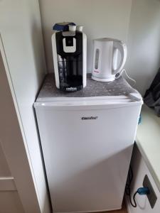 een koffiezetapparaat bovenop een witte koelkast bij Maso Kreuzberg in Trento