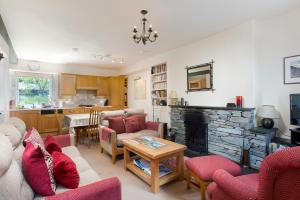 a living room with a couch and a fireplace at Oak Cottage Chapel Stile in Chapel Stile