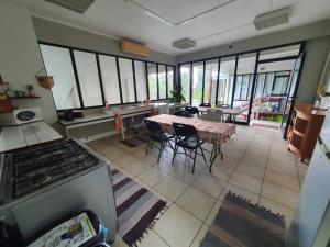 una cucina con piano cottura e tavolo con sedie di Residence Vainau Moorea a Haapiti