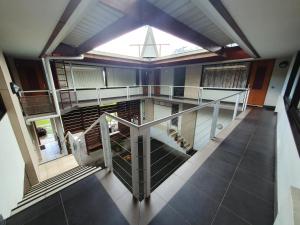een uitzicht over een trap in een gebouw bij Residence Vainau Moorea in Haapiti