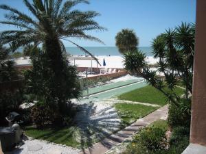 בריכת השחייה שנמצאת ב-Mariner Beach Club, a VRI resort או באזור