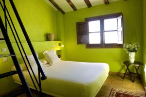 Rúm í herbergi á Hotel Rural La Data