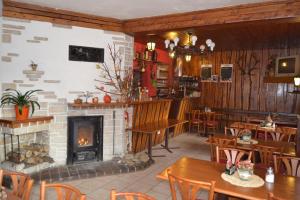 Reštaurácia alebo iné gastronomické zariadenie v ubytovaní Horský Hotel Arnica