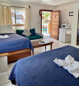 una camera con due letti e un soggiorno di Corona del Mar a San Pedro