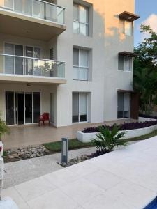 a large white building with a garden in front of it at ACAPULCO TURQUESA DIAMANTE in Acapulco