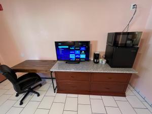 TV a/nebo společenská místnost v ubytování Frazier View Motel