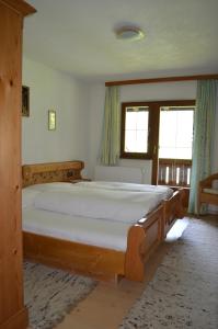 um quarto com uma cama grande num quarto em Lärchenhof em Leutasch