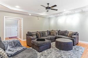Posezení v ubytování Amazing Home w/ Huge Pool, Game Tables, Movie room, and More!