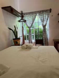 a bedroom with a bed with two towels on it at Casa Lomas del Marinero Internet Starlink SIN GARAJE in Puerto Escondido