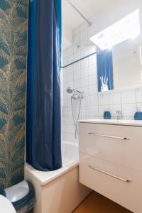 Kamar mandi di Disneyland Paris / Cozy Studio 3 min from Metro RER A