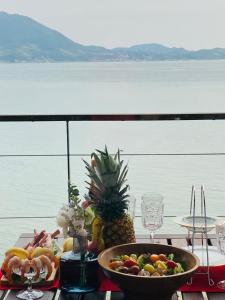 Côte terrasse onomichi - Vacation STAY 92432v في أونوميتشي: طاولة مع وعاء من الطعام ووعاء من الفواكه