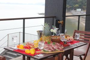 una mesa con una bandeja de comida en el balcón en Côte terrasse onomichi - Vacation STAY 92432v en Onomichi