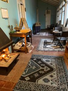 ein Wohnzimmer mit einem Teppich auf dem Boden in der Unterkunft Kom Hostal in Pichilemu