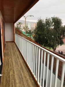 balcón con barandillas blancas y vistas a la ciudad en Hostal Vicencio - Mini Departamentos, en Iquique