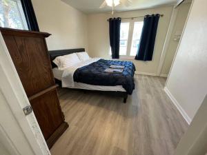 Habitación pequeña con cama y ventana en Modern 3-Bedroom Home with Cal-Kings Beds, 
