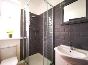 a bathroom with a shower and a sink and a toilet at Spacious Townhouse 5 Mins to Liverpool City Centre With Free Parking in Liverpool