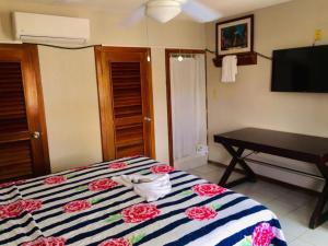 1 dormitorio con cama y escritorio. en Corona del Mar, en San Pedro