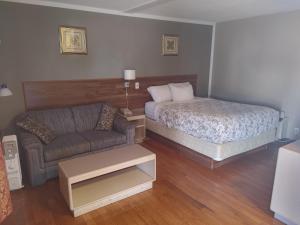 Postel nebo postele na pokoji v ubytování Magnuson Hotel Creston