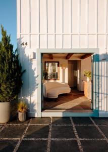 un dormitorio en un edificio con una cama en él en Daunts Albatross Motel, en Montauk