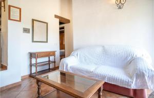 Postel nebo postele na pokoji v ubytování 1 Bedroom Nice Apartment In Mondron