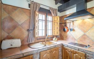 Kuchyň nebo kuchyňský kout v ubytování 1 Bedroom Nice Apartment In Mondron