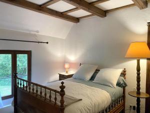 1 dormitorio con cama y ventana en Gîte Hyds, 4 pièces, 6 personnes - FR-1-489-397, en Hyds