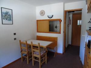 Zdjęcie z galerii obiektu Studio cabine 4 pers. à Valfréjus avec balcon, proche télécabine et écoles de ski - FR-1-561-99 w mieście Modane