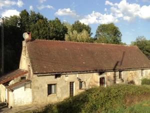 ein altes Steinhaus mit braunem Dach in der Unterkunft Gîte Hyds, 4 pièces, 6 personnes - FR-1-489-397 in Hyds