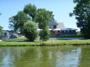 a house on the side of a river at Villa-Meehr in Bantikow
