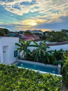 a swimming pool in front of a white building at Casa Celeste Honda in Honda