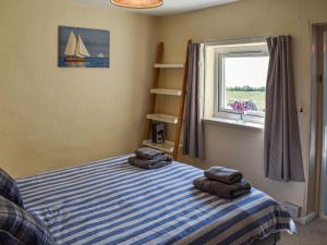 Un pat sau paturi într-o cameră la Pakefield Seaview Cottage
